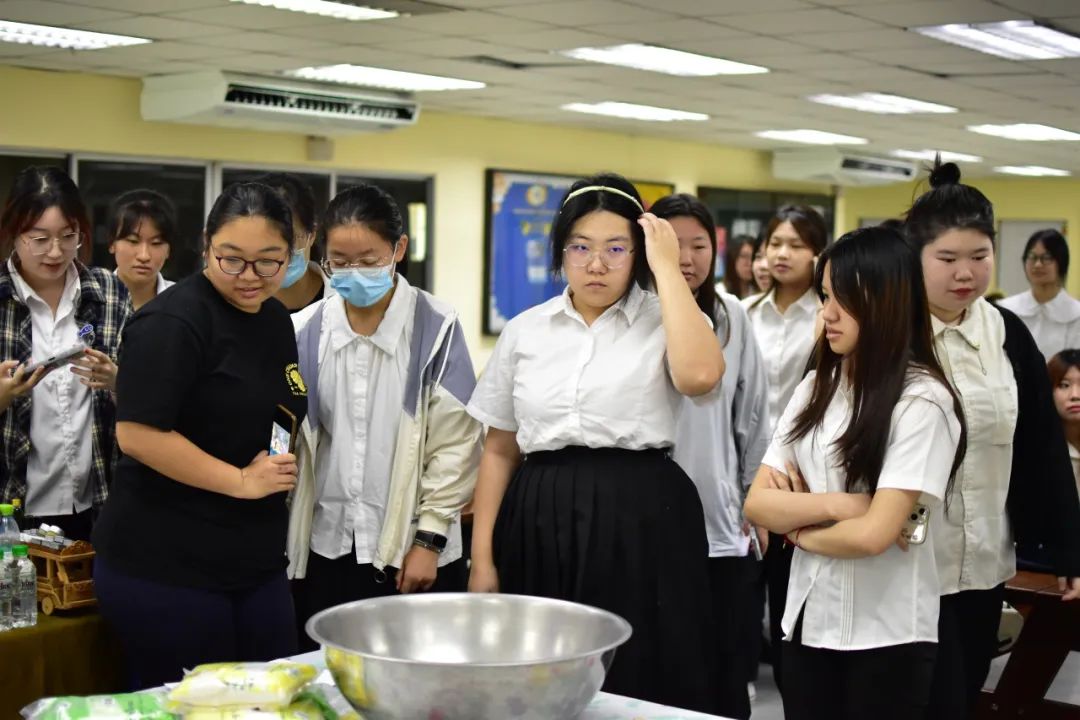 体验泰风情  格乐大学组织学生们参与“独立职业培训项目——制作草药香薰袋”活动