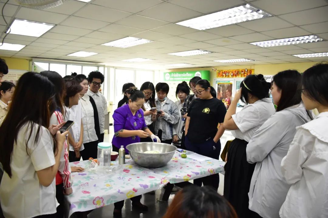 体验泰风情  格乐大学组织学生们参与“独立职业培训项目——制作草药香薰袋”活动