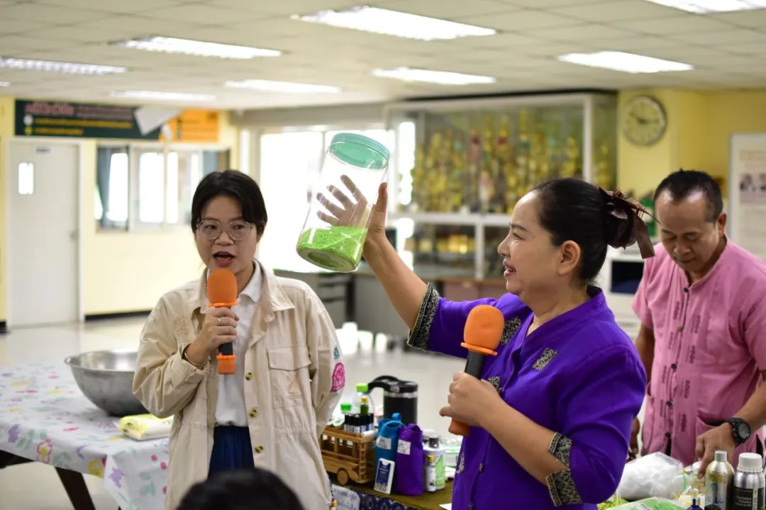 体验泰风情  格乐大学组织学生们参与“独立职业培训项目——制作草药香薰袋”活动